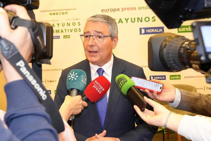 El presidente de la Diputación de Málaga, Francisco Salado atiende a los medios en el desayuno informativo de Europa Press Andalucía.