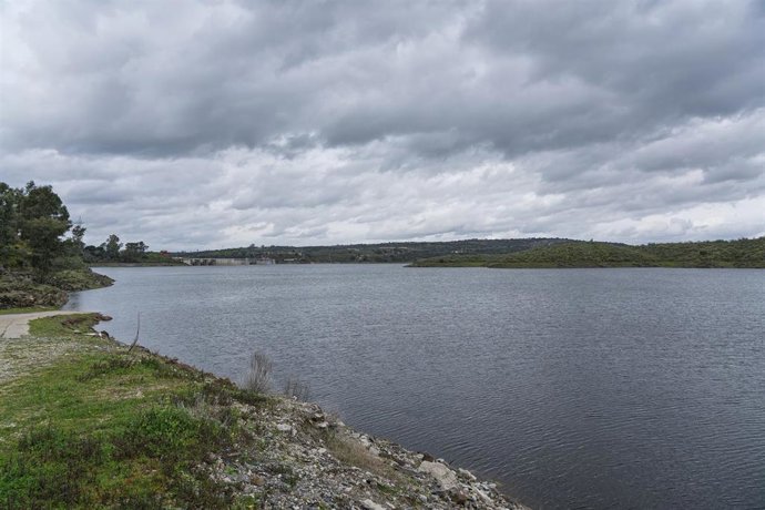 Vista del embalse de Alcántara, a 19 de marzo de 2025, en Cáceres, Extremadura (España).