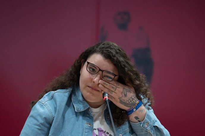 La joven catalana Fátima Ofkir durante una rueda de prensa, en el Ilustre Colegio de la Abogacía de Barcelona (ICAB).