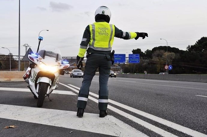 Agente de la Guardia Civil de Tráfico a pie de carretera.
