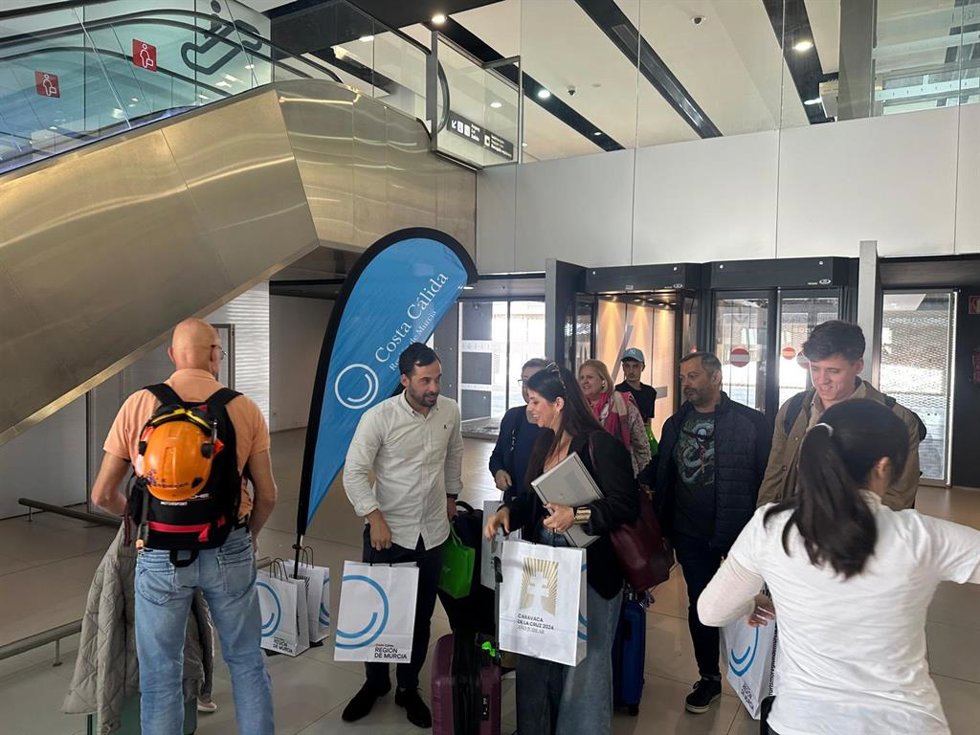 Llegada de los primeros viajeros al aeropuerto de la Región de Murcia en el vuelo procedente de Tenerife Norte