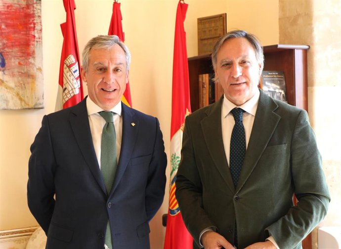 El presidente de Eurocaja Rural (I) y el alcalde de Salamanca durante el encuentro mantenido.