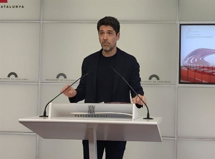 El portavoz de los Comuns en el Parlament, David Cid, en rueda de prensa.