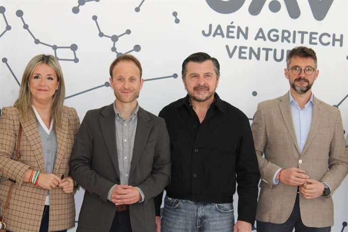 Toni Martín (2d), en su visita a la Fundación JAV de Villacarrillo.