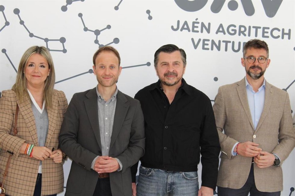 Toni Martín (2d), en su visita a la Fundación JAV de Villacarrillo.
