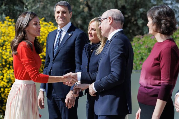 La Reina Letizia (i) junto a la alcaldesa de Granada, Marifrán Carazo (c); y el delegado de Gobierno en Andalucía, Pedro Fernández (2i); saluda al rector de la UGR, Pedro Mercado