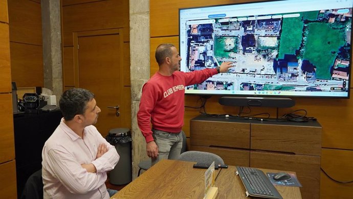 El alcalde de Siero, Ángel García, y el concejal de Ordenación y Gestión Urbanística, Vivienda y Empleo, Javier Rodríguez