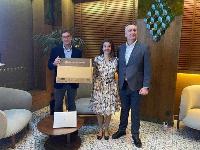 El director de servicios y soluciones en la región SEMA de HP, Mario Calvo, y la responsable del portfolio de servicios de sostenibilidad en la región SEMA de HP, Noelia Rodríguez, en la  presentación de HP Renew Solutions.