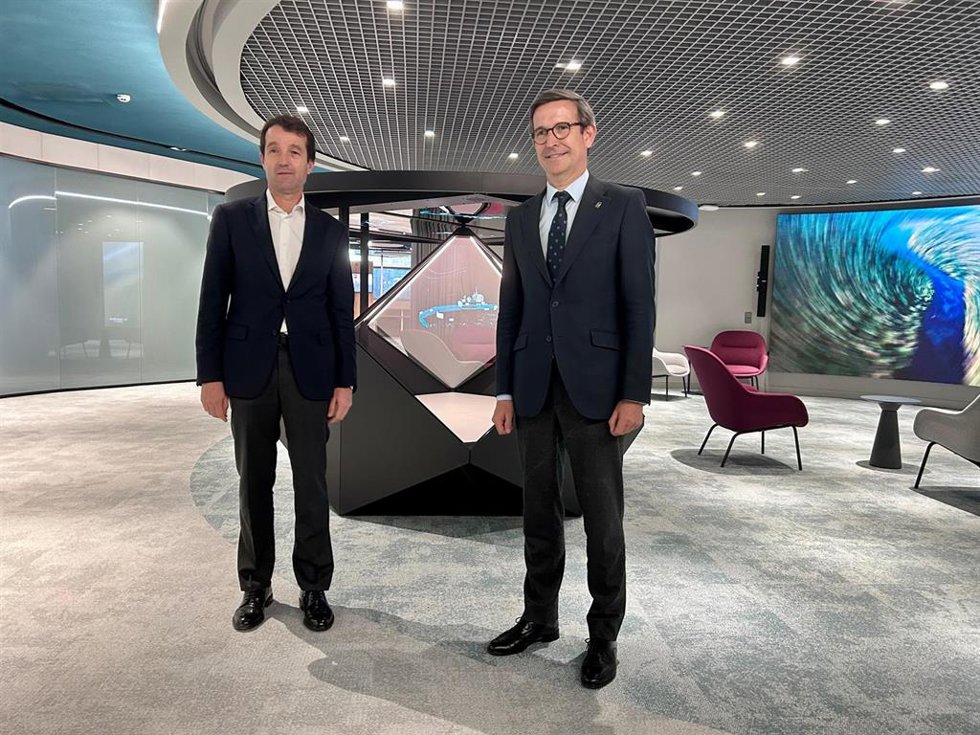 El presidente ejecutivo de Indra Group, Ángel Escribano (i), y el consejero de Industria, Energía y Minas de la Junta de Andalucía, Jorge Paradela (d).