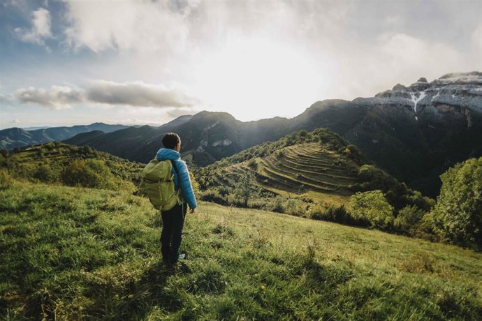 Archivo - El ecoturista español gasta un 8% más en sus viajes en 2024, con un presupuesto de 175 euros por día.