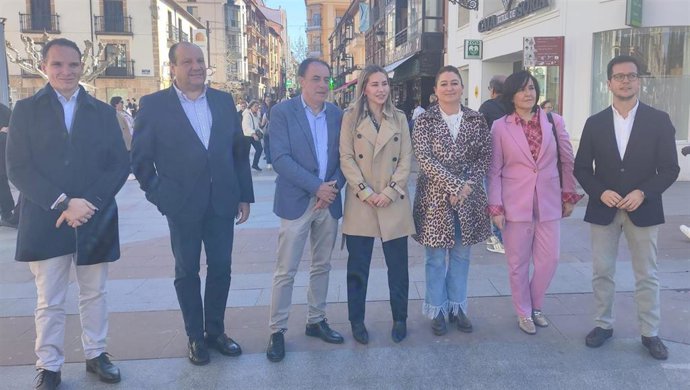 Noelia Núñez presenta el Plan de Vivienda del PP en Soria junto a miembros del partido en la provincia .
