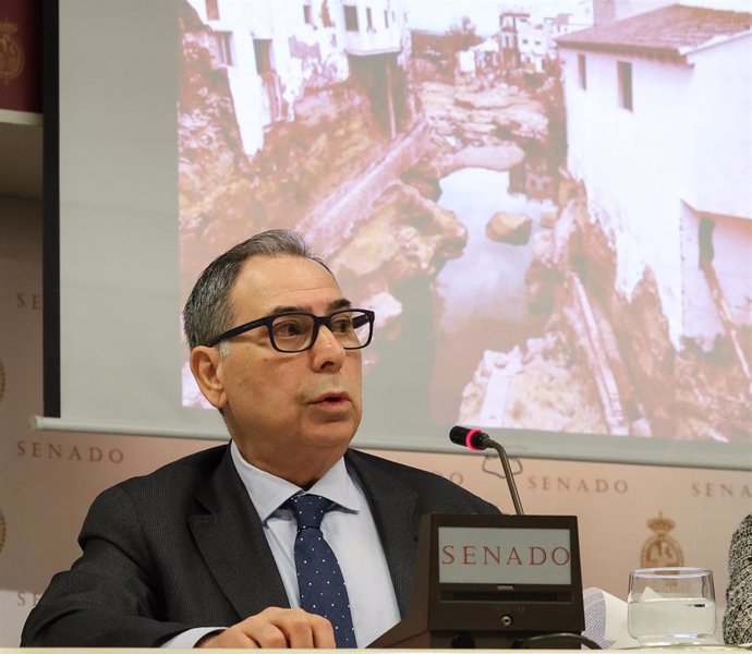El Presidente de la Federación de Contratistas de Obras de la Administración de la Comunitat Valenciana (FECOVAL), José Luis Santa Isabel de Castro, durante la Comisión de Investigación sobre las circunstancias que influyeron en la catástrofe de la dana.