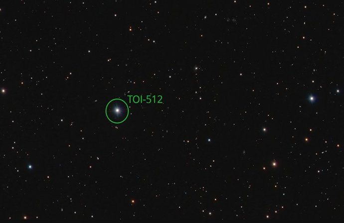 Em verde, a estrela TOI-512 em torno da qual orbita o exoplaneta TOI-512 b.