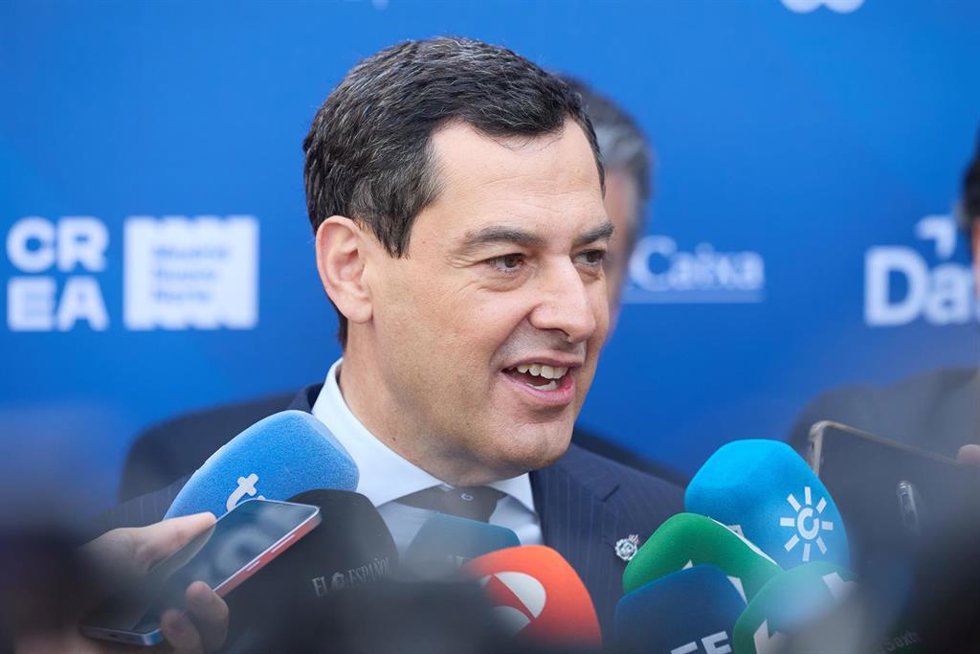El presidente de la Junta de Andalucía, Juanma Moreno, atiende a los medios en Madrid.