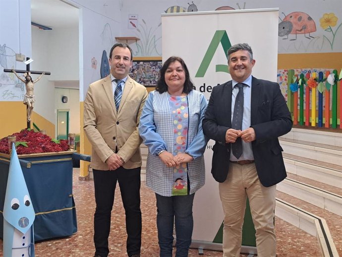 Visita del delegado de la Junta en Huelva, José Manuel Correa (derecha), y del delegado de Desarrollo Educativo, Carlos Soriano, a la Escuela Infantil Virgen de la Cinta de la capital.