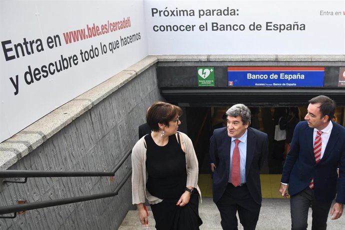 El gobernador del Banco de España, José Luis Escrivá sale de la parada de Metro de Banco de España, tras presentar una campaña institucional del Banco de España, en la estación de Metro de Banco de España, a 1 de abril de 2025, en Madrid (España).