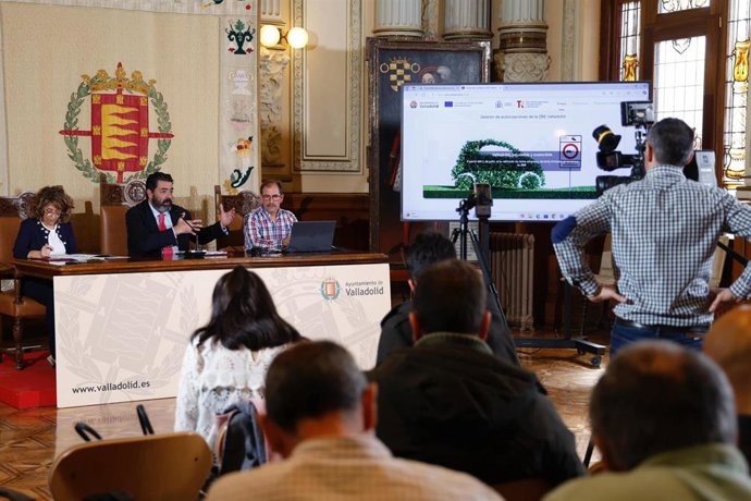El concejal de Tráfico y Movilidad, Alberto Gutiérrez, ha informado este martes en rueda de prensa sobre las directrices de funcionamiento de la ZBE en la capital vallisoletana que se han aprobado en la Junta de Gobierno Local