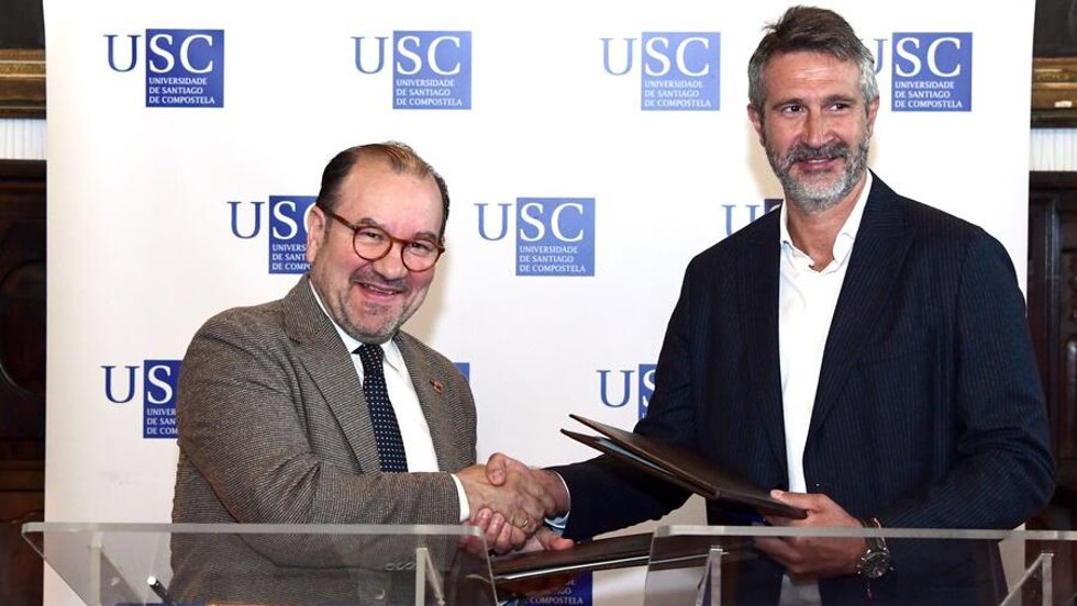 El rector de la USC, Antonio López, y el presidente de la Fegamp, Alberto Varela, firman el acuerdo