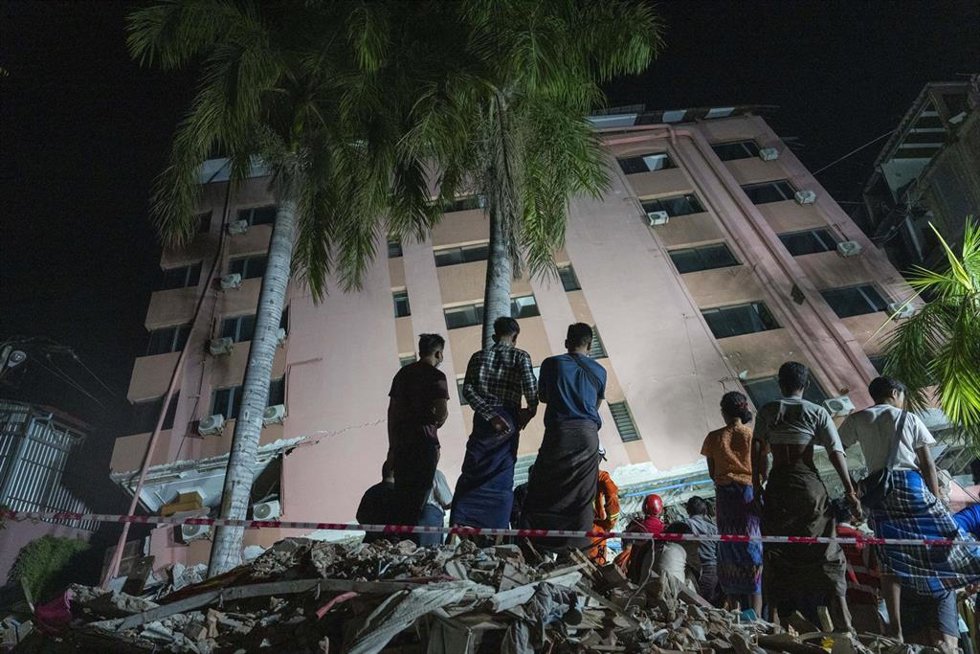 Residentes de Mandalay tras el terremoto de magnitud 7,7 en la escala abierta de Richter registrado el 28 de marzo en Birmania (archivo)