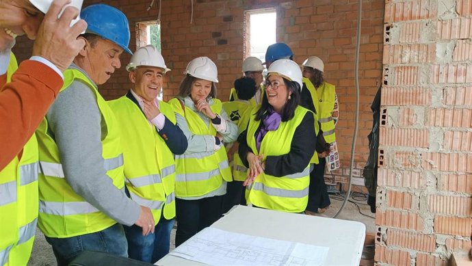 La delegada territorial de Inclusión Social, Juventud, Familias e Igualdad en Sevilla, María Luisa Cava, visita las obras en Sanlúcar la Mayor.