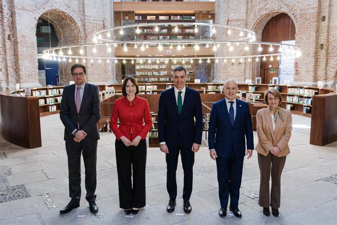 (I-D) El ministro para la Transformación Digital y de la Función Pública, Óscar López; la ministra de Universidades, Diana Morant; el presidente del Gobierno, Pedro Sánchez; el rector de la UNED, Ricardo Mairal y la presidenta de la CRUE,