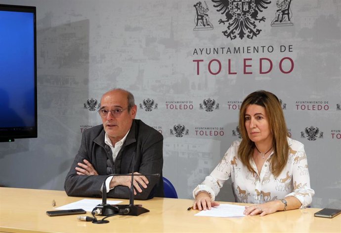 El concejal de Promoción Económica y Empleo del Ayuntamiento de Toledo, Juan Marín, y la técnico de la OMIC, Ana Isabel de la Fuente.