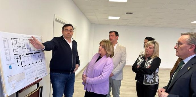La consejera de Educación, Cultura y Deporte del Gobierno de Aragón, Tomasa Hernández, visita la localidad turolense de Bronchales.