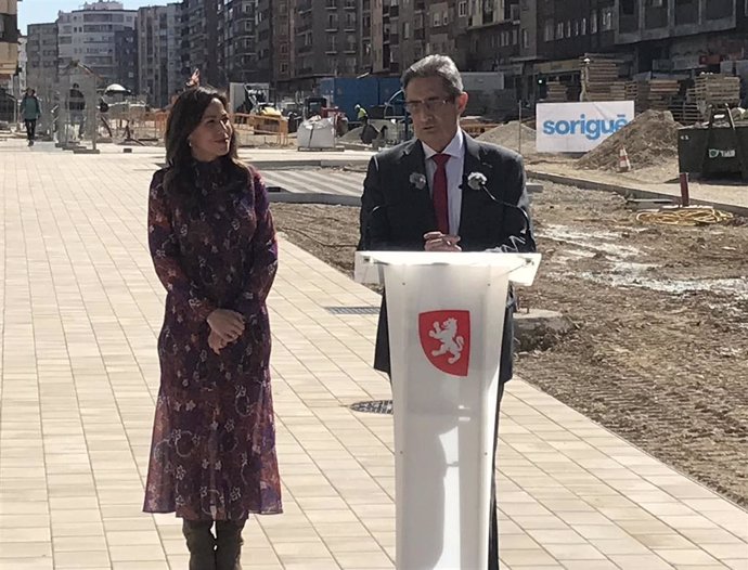 La alcaldesa de Zaragoza, Natalia Chueca, y el portavoz de VOX, Julio Calvo, en la visita a las obras de la avenida de Navarra