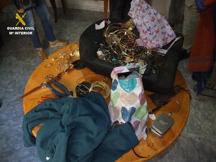 Objetos aprehendidos por la Guardia Civil tras detener a tres personas en San Clemente por robo con violencia y lesiones.