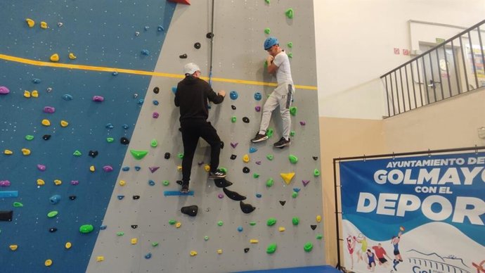 Los monitores Iker (i) y Álvaro en el nuevo rocódromo de Golmayo.