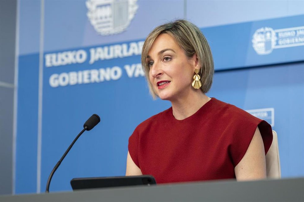 Archivo - La portavoz del Gobierno Vasco, Maria Ubarretxena, en rueda de prensa celebrada en Vitoria