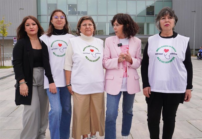 Atención a medios convocada por el PSOE-A ante el antiguo hospital militar de Sevilla.