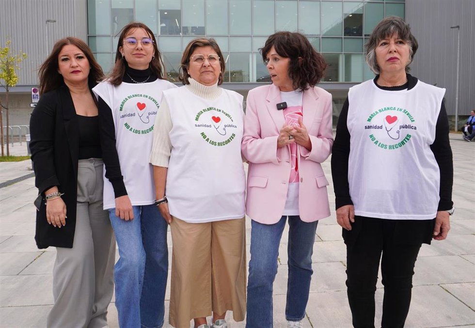 Atención a medios convocada por el PSOE-A ante el antiguo hospital militar de Sevilla.