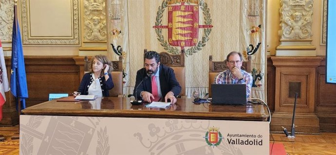 El concejal de Tráfico y Movilidad de Valladolid, Alberto Gutiérrez, en rueda de prensa para presentar las novedades de la Zona de Bajas Emisiones (ZBE)