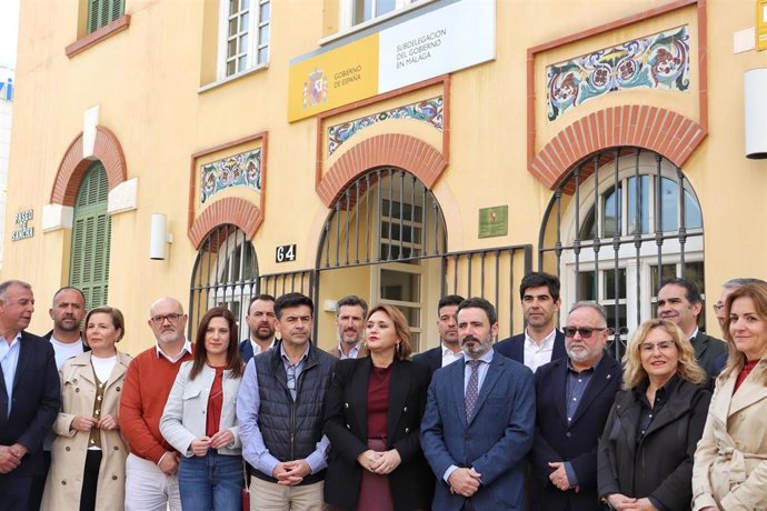 L secretario general del PP de Málaga, José Ramón Carmona, y la presidenta del Consejo de Alcaldes de la formación, Margarita del Cid, antes de una atención a medios