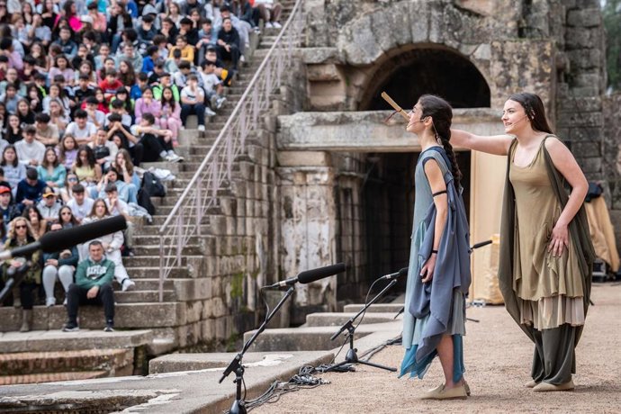 Actuación en el Teatro Romano de Mérida del grupo de teatro del IES Santa Eulalia en el arranque del Festival Juvenil de Teatro Grecolatino.