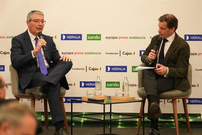 El presidente de la Diputación de Málaga y alcalde de Rincón de la Victoria, Francisco Salado, junto al delegado de Europa Press Andalucía, Francisco Morón, interviene en un desayuno informativo. 