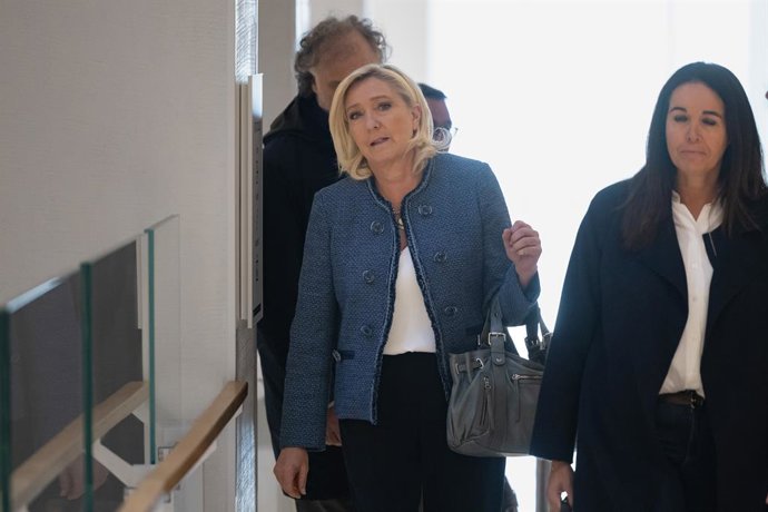 31 de março de 2025, Paris, França, França: Marine Le Pen, presidente do grupo parlamentar do partido de extrema direita francês Rassemblement National (RN), chega ao tribunal de Paris para o veredicto de seu julgamento por suspeita de desvio de fundos pú