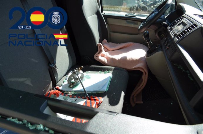 Interior de la furgoneta donde el detenido se apoderó de varios objetos.