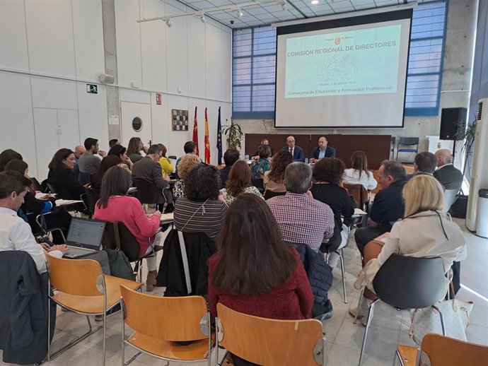 El consejero de Educación y Formación Profesional, Víctor Marín, preside la Comisión de directores de Primaria y Secundaria celebrada en la Consejería