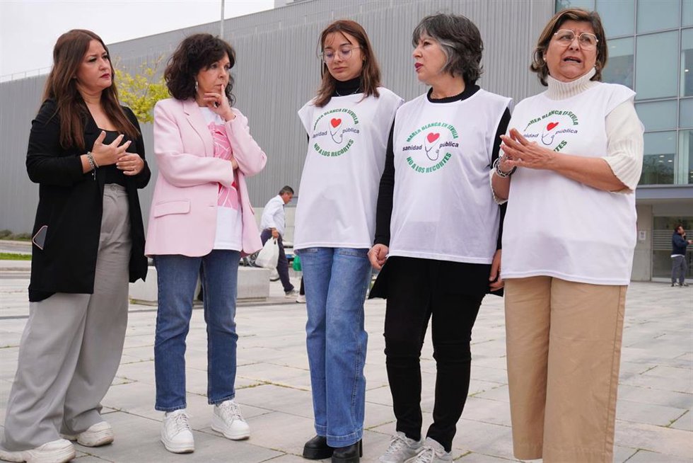 Atención a medios convocada por el PSOE-A ante el antiguo hospital militar de Sevilla.