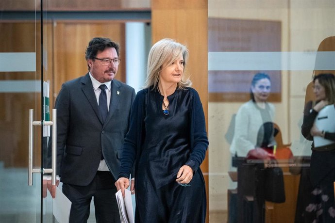 La portavoz de la Junta y el consejero de Economía en la rueda de prensa tras la reunión del Consejo de Gobierno