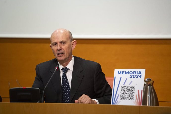 El director de la Agencia Valenciana Antifraude, Eduardo Beut, entre a ala presidenta de Les Corts, Llanos Massó, la Memoria de Actividad del ejercicio 2024, a 1 de abril de 2025, en Valencia (España).
