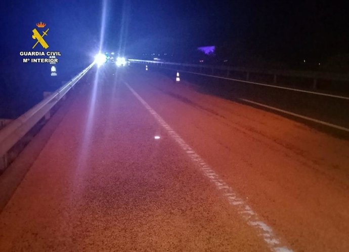 Vertido de cebada en la carretera