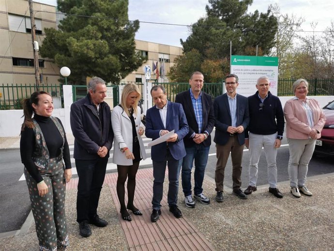 El portavoz socialista en el Ayuntamiento de Antequera, Jose Luis Ruiz Espejo, y la secretaria de Educación del PSOE Andalucía, Patricia Alba atienden a los medios de comunicación en la puerta del IES Loa Colegiales.