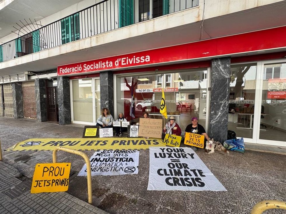 Protesta ante el PSOE de Ibiza