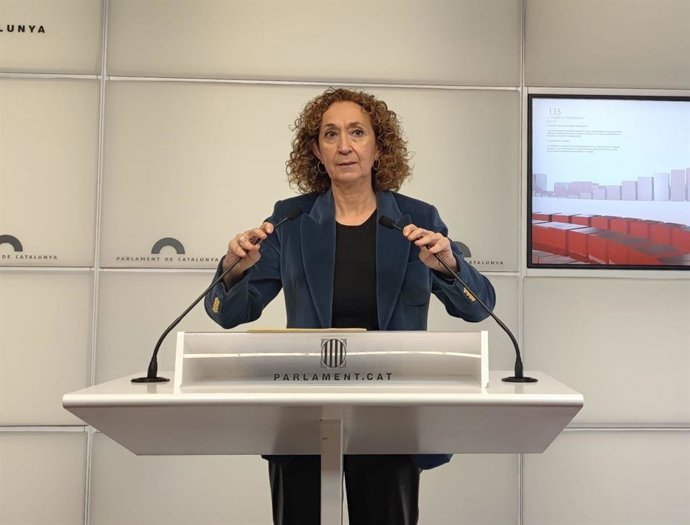 La portavoz de ERC en el Parlament, Ester Capella, en rueda de prensa.