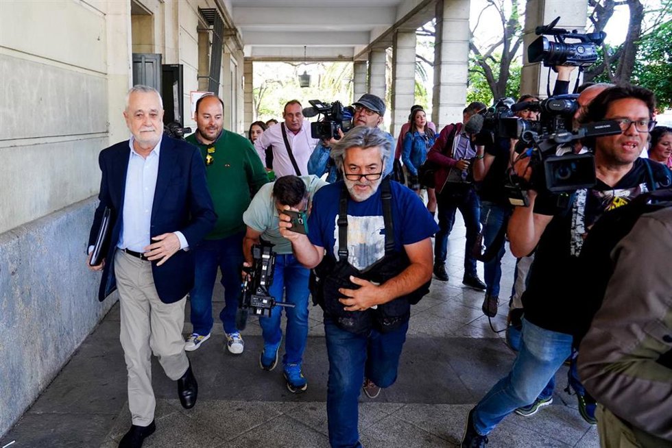 Archivo - El ex presidente de la Junta de Andalucía, José Antonio Grinán llegando a los juzgados, a 18 de mayo de 2023