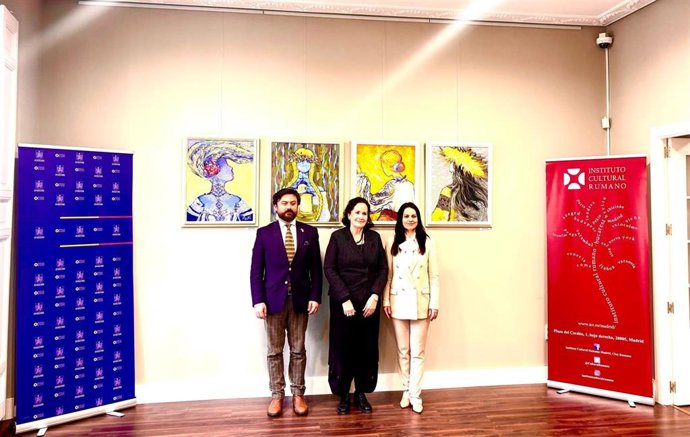 De izquierda a derecha, el cónsul honorario de Rumanía en Baleares, Alexandru George Lazar, la directora general de Patrimonio e Interpretación de la Ciudad de Palma, Pilar Ribal, y la responsable del ICR, Maria Floarea.