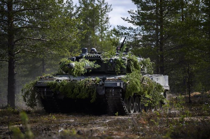 Archivo - Arquivo - 30 de maio de 2023, Finlândia, Rovaniemi: Um tanque finlandês Leopard 2A6 dirige durante o exercício de combate Northern Forest 23 em Rovajarvi, Rovaniemi. O treinamento militar envolve a realização de operações conjuntas com aliados d